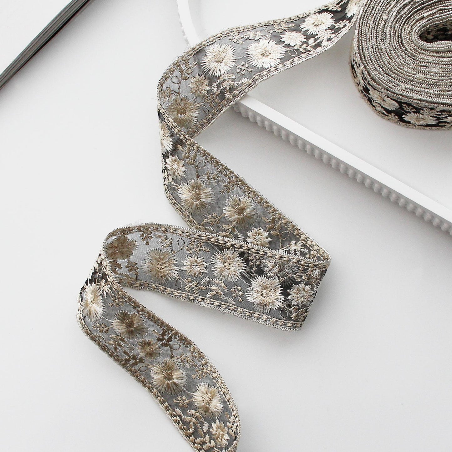 Embroidered Daisy Lace Trim - Vintage Floral Ribbon, 5Yards